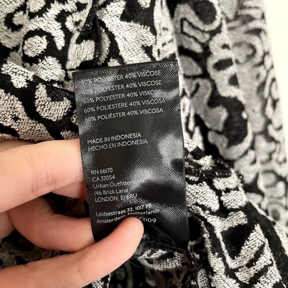 Anthropologie black and white floral vintage style ruffled v-neck blouse - Picture 8 of 8